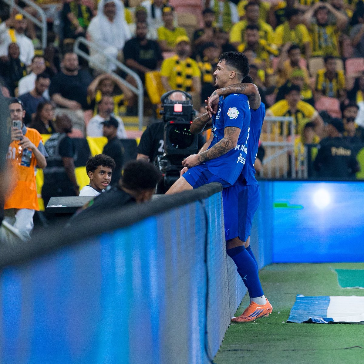 اليوم انا اعلمك حجمك الطبيعي يا صغير

 🤏🏼 

 #الاتحاد_الهلال