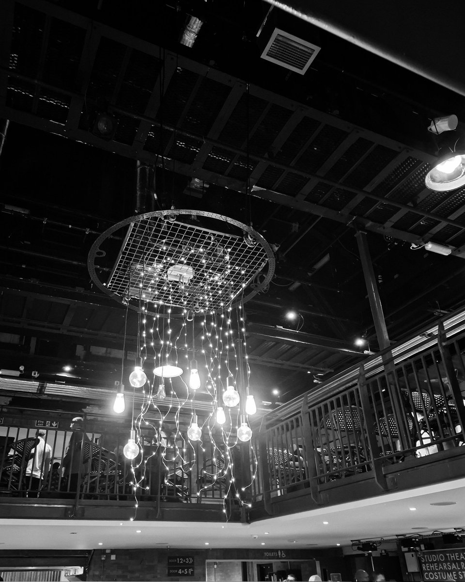 Still buzzing from seeing the electric, dramatic Other Place version of #Macbeth at Stratford-upon-Avon ❤️🏴󠁧󠁢󠁳󠁣󠁴󠁿 A brilliant cast, a pulsing score, and a scorching, fresh, and exciting production by the <a href="/TheRSC/">The RSC</a> 👏 Bravo!