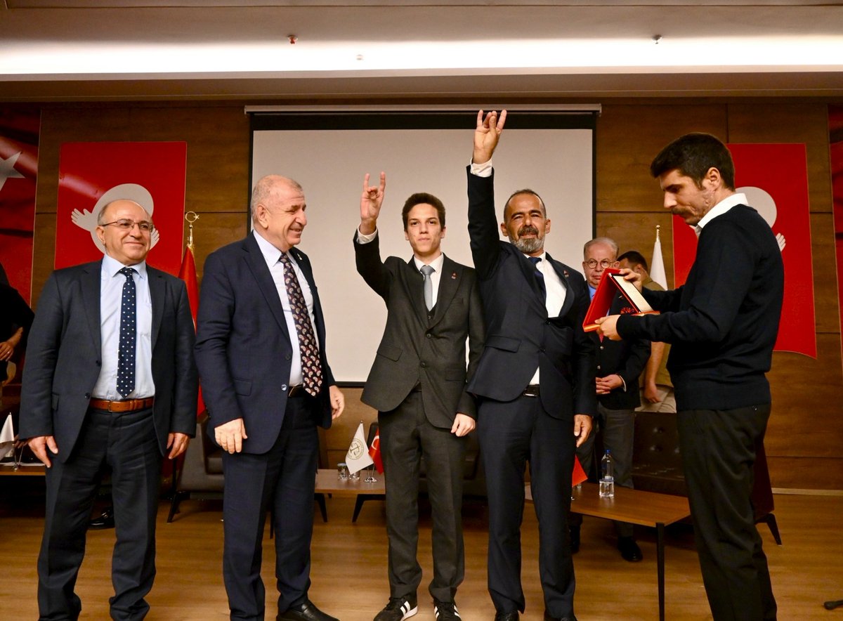 ugur_tarhan's tweet photo. Aydın panelimizde Hasan'la bir araya geldik. Sayın Genel Başkanımıza plaketini Hasan takdim etti. Bu güzel panelin düzenlenmesinde emeği geçen dernek yöneticilerimize ve Zafer Partisi teşkilatlarımıza teşekkür ederim. https://t.co/UlLhxbWc9L