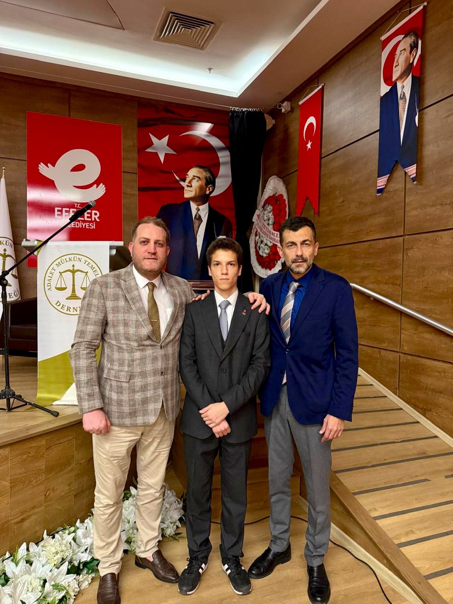 ugur_tarhan's tweet photo. Aydın panelimizde Hasan'la bir araya geldik. Sayın Genel Başkanımıza plaketini Hasan takdim etti. Bu güzel panelin düzenlenmesinde emeği geçen dernek yöneticilerimize ve Zafer Partisi teşkilatlarımıza teşekkür ederim. https://t.co/UlLhxbWc9L