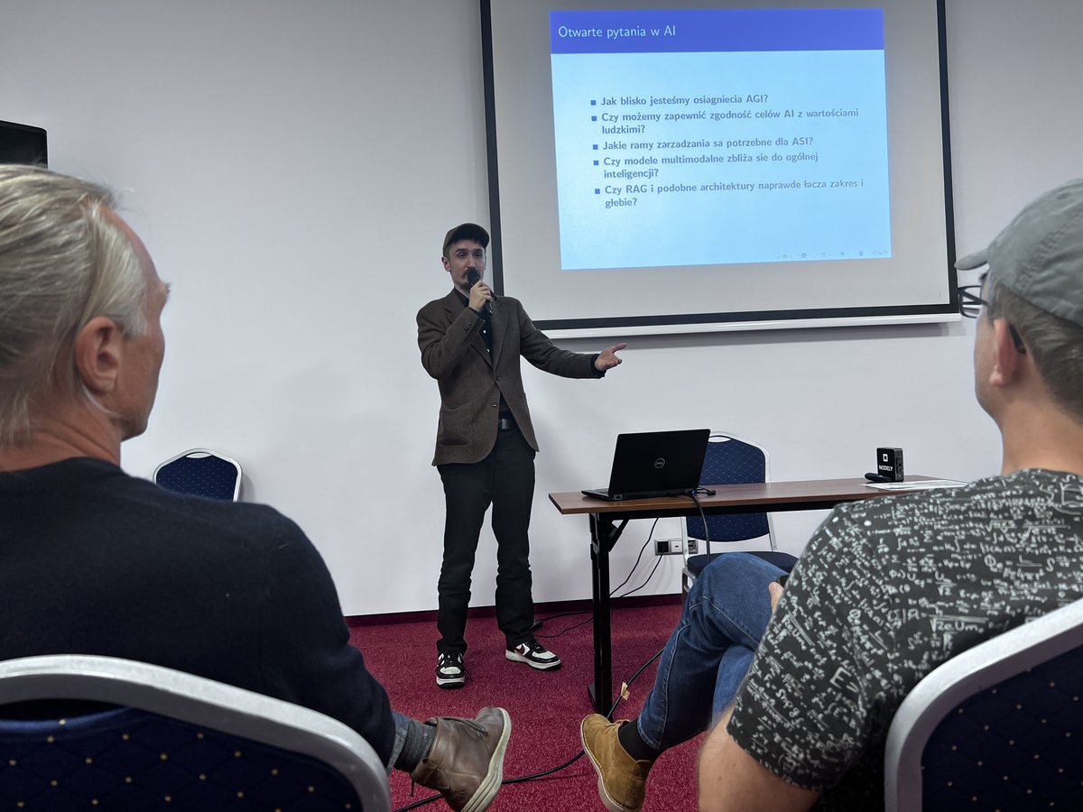 Andrzej_BTC's tweet photo. 🤖 Moim zdaniem jedna z najzabawniejszych, a jednocześnie mocno pouczających prelekcji na #AlgoSphere!
W tym przepełnionym „ekspertami AI” świecie, Jan naprawdę się wyróżnia — przedstawił nam #AI od podszewki, jak i z lotu ptaka.
👏Świetna sesja Jan! Thx! https://t.co/diICIZAYOC