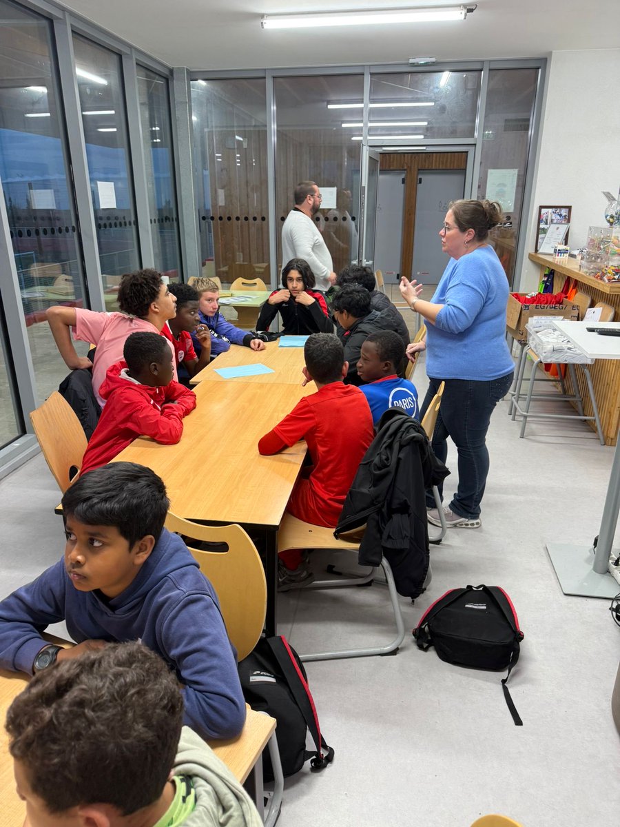 BourgetFc's tweet photo. 📣 1/2 Première rencontre des capitaines d’équipes ! 💪⚽️

Un bon moment de partage entre nos capitaines, des catégories U11 à U16 🙌

Cette initiative vise à favoriser la cohésion interne, à promouvoir les valeurs du club et à consolider l’esprit collectif 🤝 https://t.co/oVKQOmzYYH
