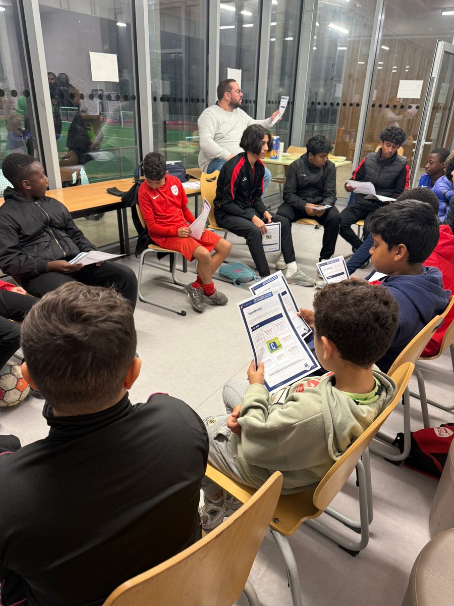 BourgetFc's tweet photo. 📣 1/2 Première rencontre des capitaines d’équipes ! 💪⚽️

Un bon moment de partage entre nos capitaines, des catégories U11 à U16 🙌

Cette initiative vise à favoriser la cohésion interne, à promouvoir les valeurs du club et à consolider l’esprit collectif 🤝 https://t.co/oVKQOmzYYH