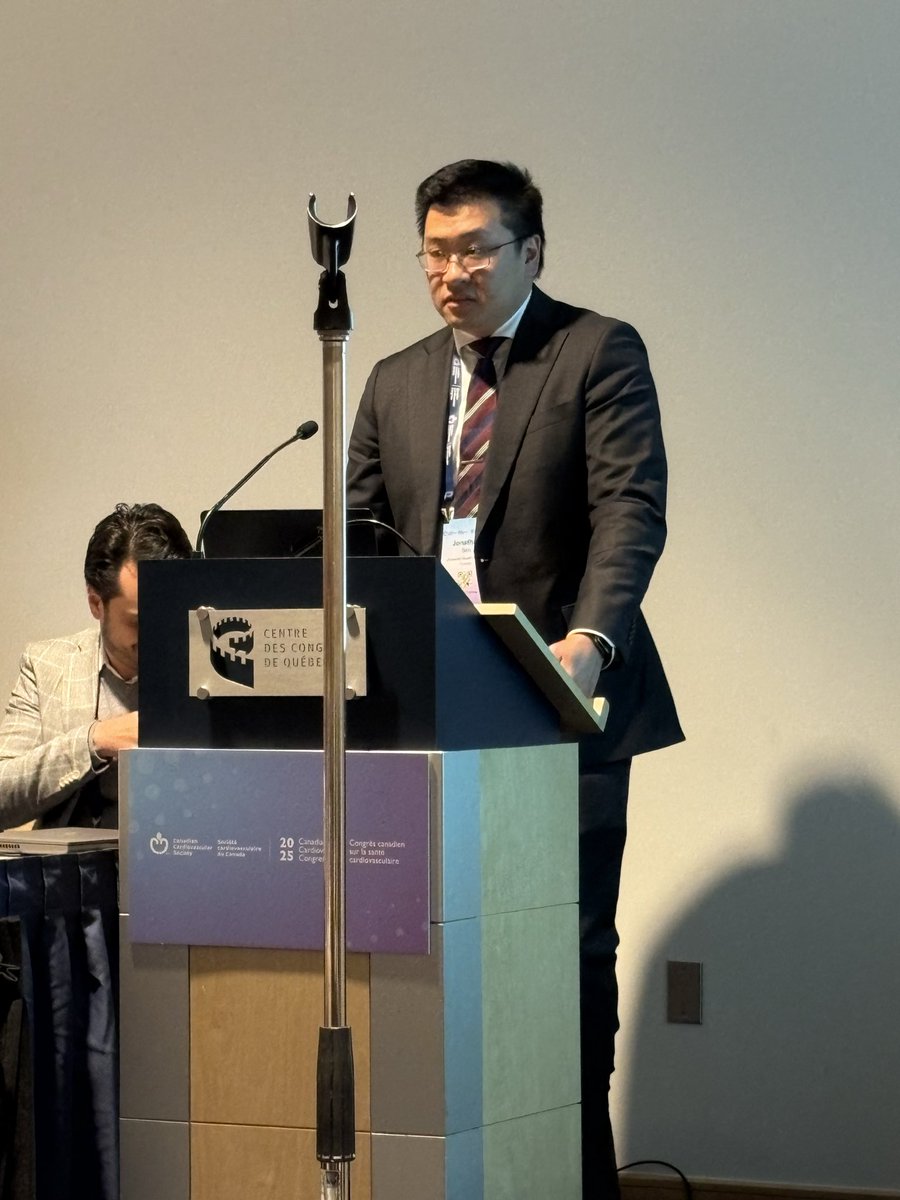 dineshpmcc1's tweet image. @CCardiacON Ongoing cardiooncology case based presentation at the Canadian cardiovascular society meeting with a full room! @husam247 @DarrylLeong