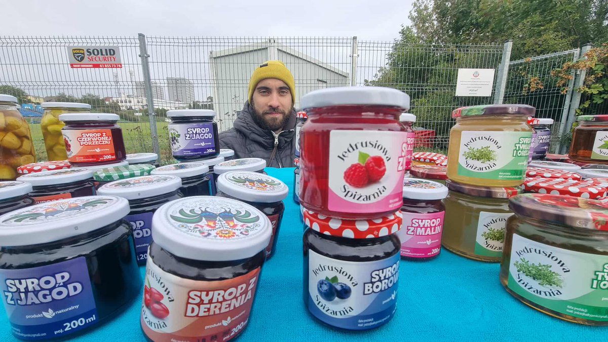 Kapitan tak się wkurzył po wczorajszym, że poszedł dziś do barbera przystrzyc brodę, a potem sprzedawał przed chatą przetwory własnej roboty...