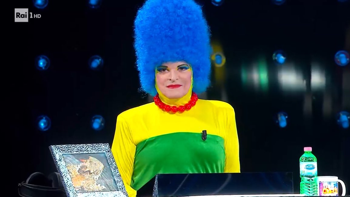 Immaginate un turista straniero in hotel che accende su Rai 1 e trova Malgy vestito da Marge #taleequaleshow
