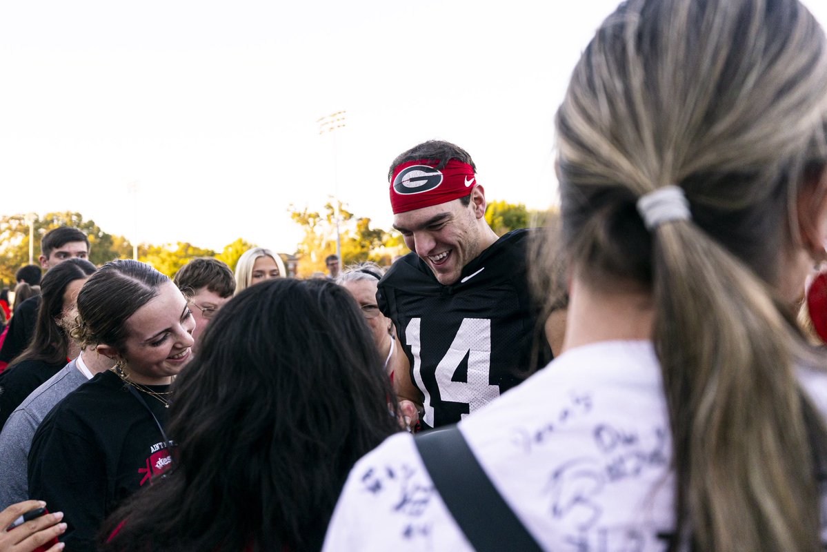 Georgia Football (@georgiafootball) on Twitter photo Making memories โค๏ธ
#GoDawgs Making memories โค๏ธ
#GoDawgs