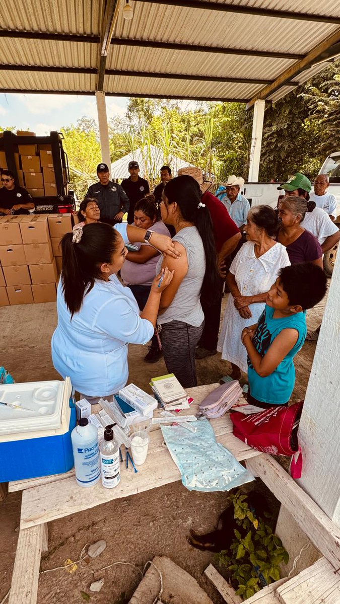 Luis_diazdeleon's tweet photo. En Tempoal, Veracruz, la Subsecretaría de Política Criminal, Vinculación y Protección Civil de la @SSPCMexico continúa en territorio brindando atención médica, vacunación y apoyo alimentario a las familias afectadas por las lluvias. 💉🍎
Con el liderazgo de la Presidenta @Claudiashein y del Secretario @OHarfuch, seguimos trabajando de manera solidaria para fortalecer la salud, el bienestar y la recuperación de la comunidad. 🇲🇽💪
#ProtecciónCivil #SSPC #SolidaridadEnAcción #Tempoal #Veracruz #SaludYBienestar #ApoyoALaComunidad #PolíticaCriminalMX