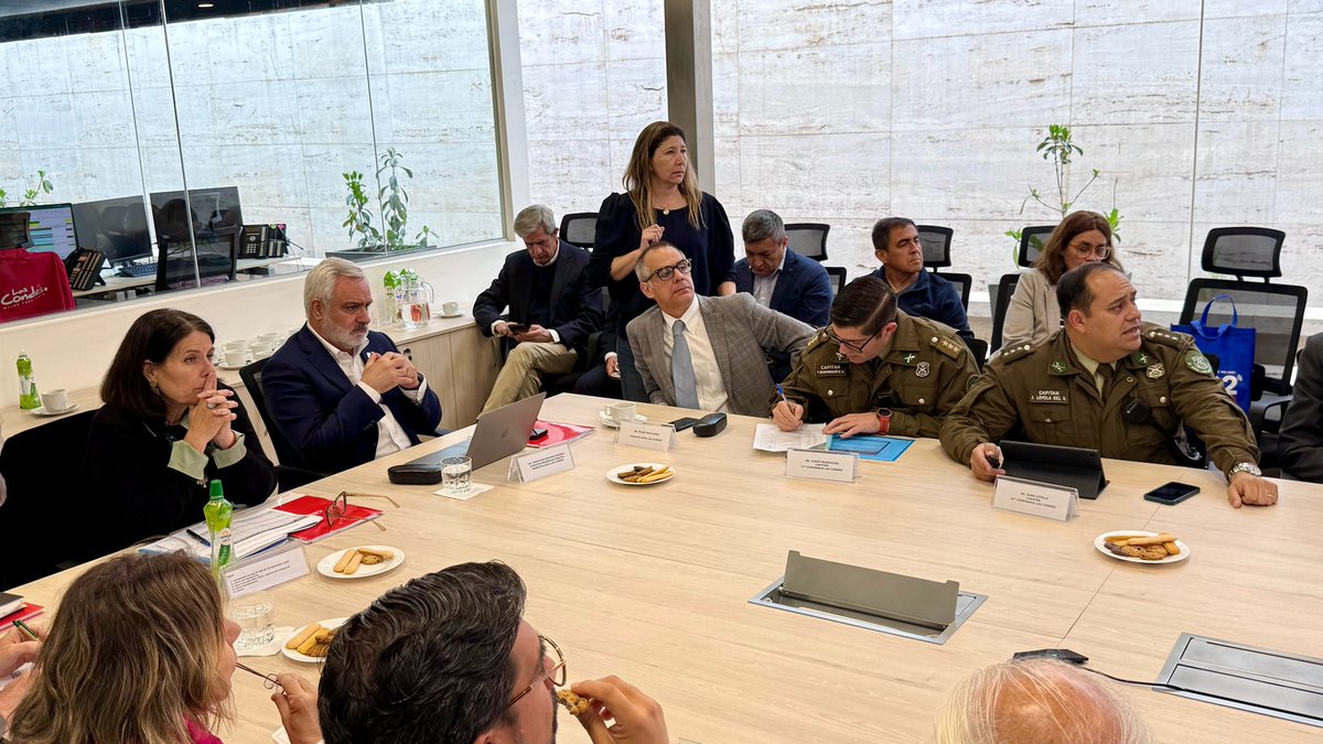 ¡El Consejo de Seguridad de octubre se realizó con foco en el futuro!🚀
Puntos clave:
1. Operatividad: Alta efectividad en detenciones.
2. Plan 2026-2029: Inversión en vigilancia inteligente (drones 🚁 y PPU) y fortalecimiento del 1402.

Seguimos trabajando coordinados🤝