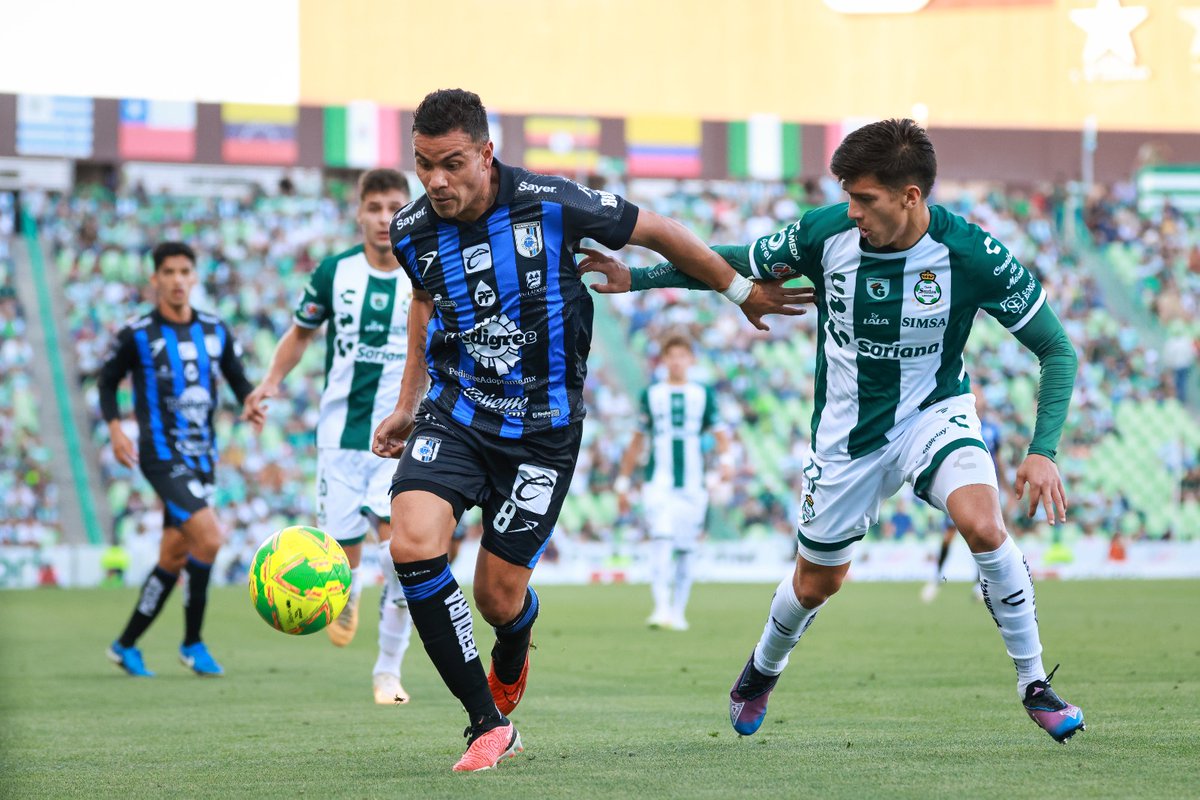 #GallosBlancos 🐓 visitan a #Santos ⚽ este domingo en la #J15 del #Apertura2025; Ellos siguen decididos a continuar en la pelea por el Play-In 🔥 tras vencer a Chivas. Este Sera un duelo clave para las aspiraciones del #Querétaro 

⚽Checa todos los detalles del juego aquí👇🏾📺