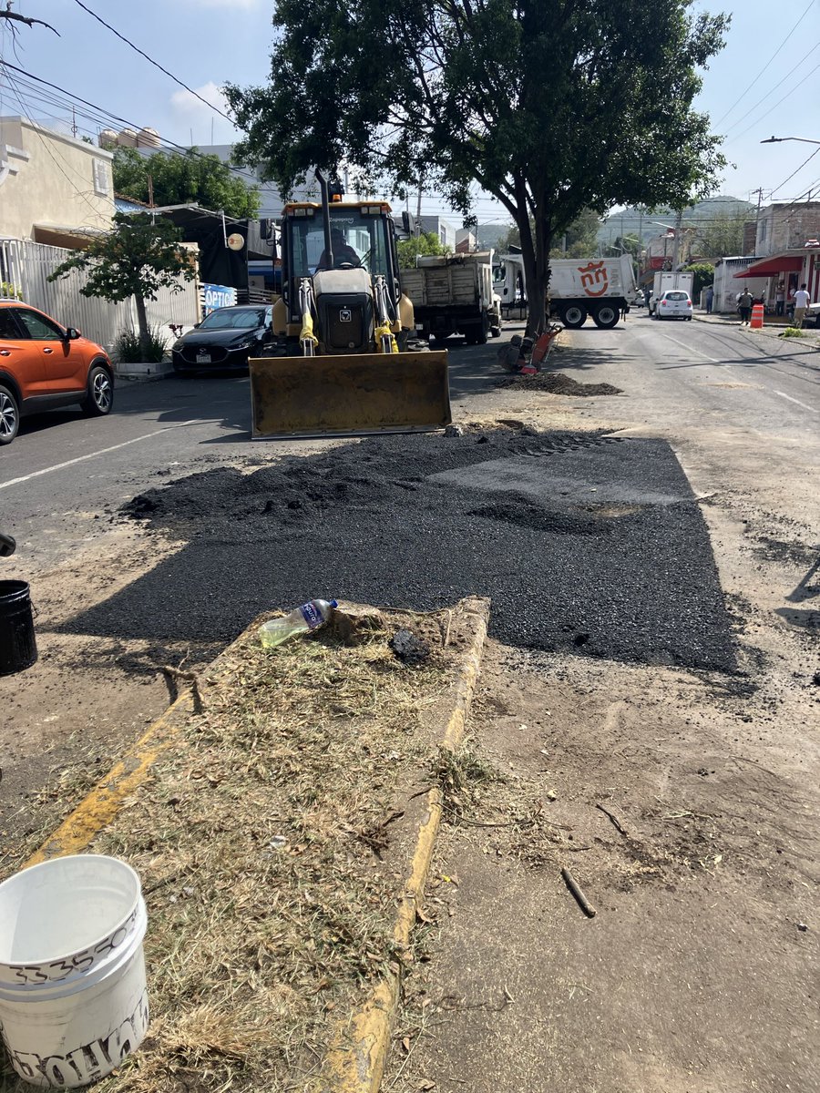 gmichelestrada's tweet image. Finalmente enviaron a cuadrillas para reparar el área del desastre, pero no están respetando el área verde del camellón, lo están suprimiendo con carpeta asfáltica. Necesitamos más árboles en el municipio restaurando el área verde del camellón, no eliminarlo.