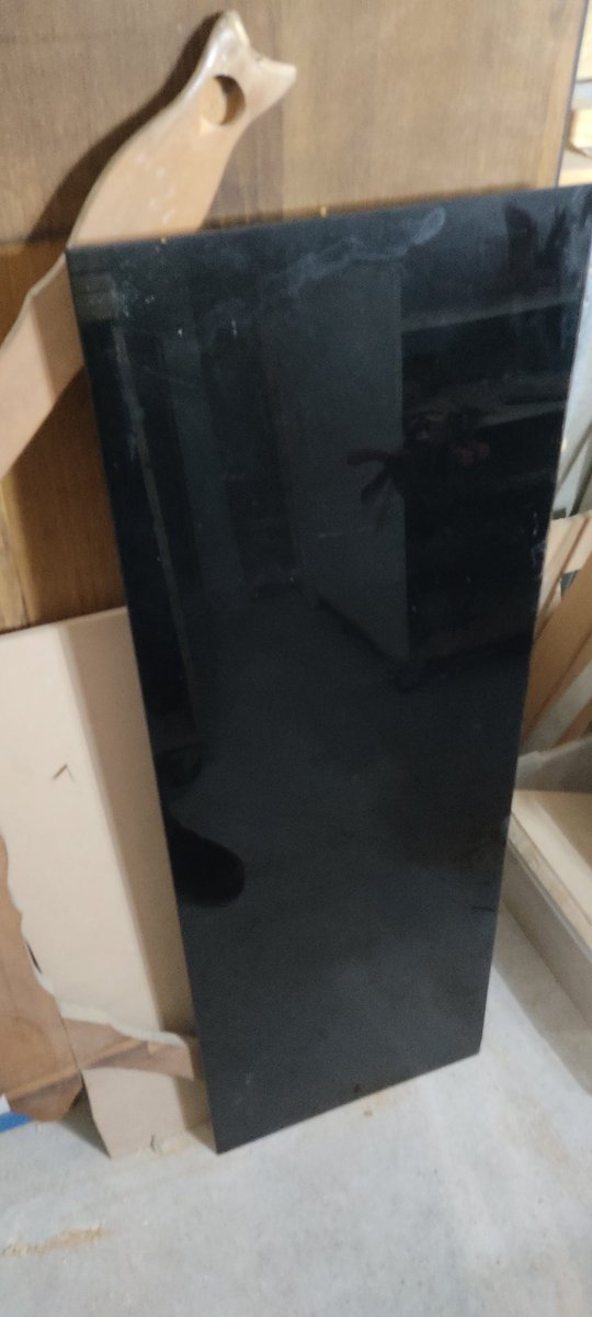 Moi: faut vraiment que j'arrête de ramasser toutes les conneries que je trouve.
Toujours moi: En même temps ça peut faire une super table basse.