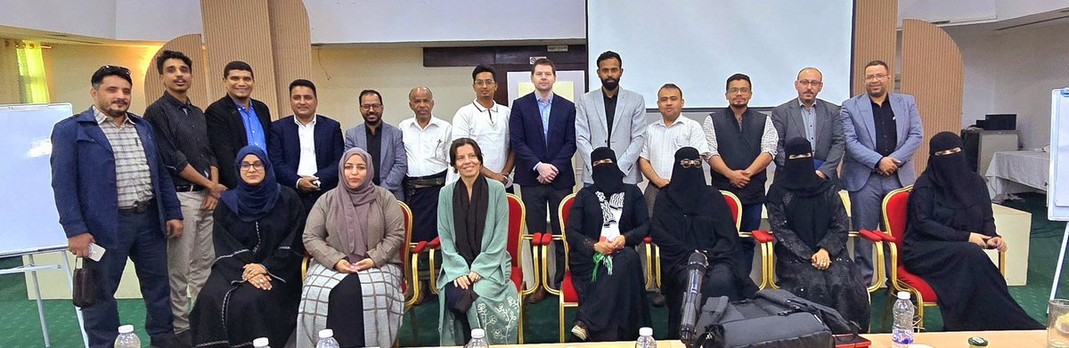 التقيتُ، إلى جانب مجموعة من الأساتذة والزملاء الصحفيين في حضرموت، وفدَ مكتب المبعوث الأممي الزائر لمدينة المكلا.
وضمّ الوفد كلاً من: السيد برت سكوت، مدير مكتب المبعوث الخاص بعدن ، السيدة إيثار الشيباني، مسؤولة التواصل الاستراتيجي في مكتب المبعوث الخاص إلى اليمن – مكتب الأردن ،