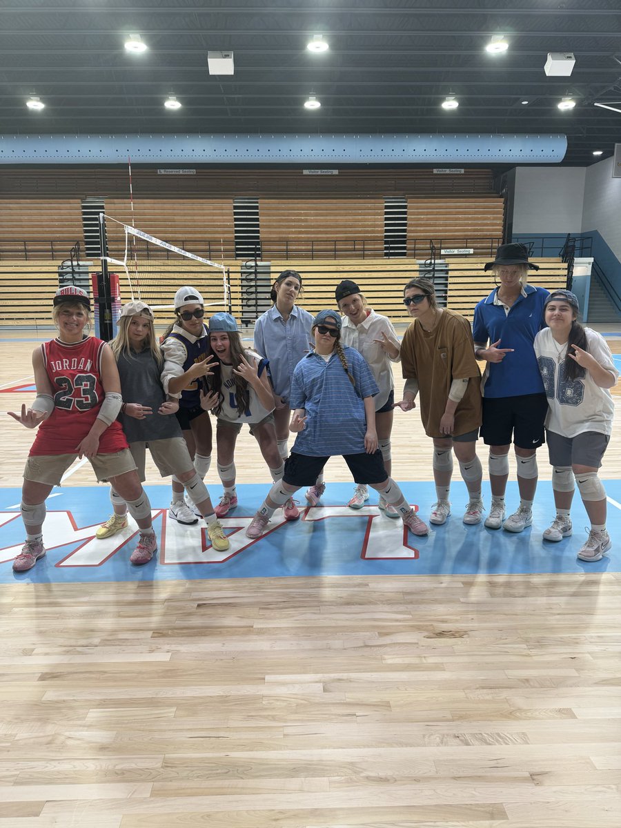 LHS_GVolleyball's tweet photo. Frat Friday practice🧢 https://t.co/sNlhGkzzz4