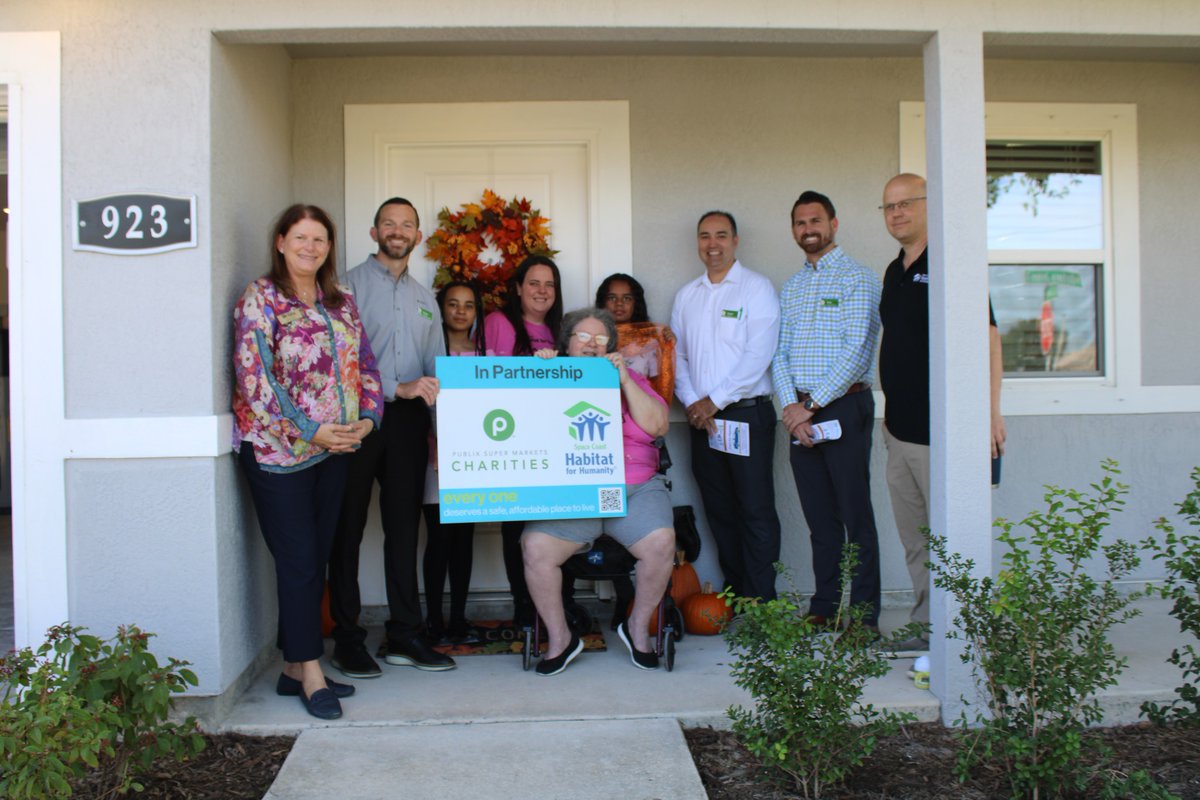 SpaceCoast_HFH's tweet image. This morning, we gathered in the Diamond Square neighborhood of Cocoa to celebrate &amp;amp; welcome home the Atwood family for the first time. 

Special thanks to @Publix Charities for the funding that helped make this dream of homeownership a reality.

#PublixCharities #CocoaFL