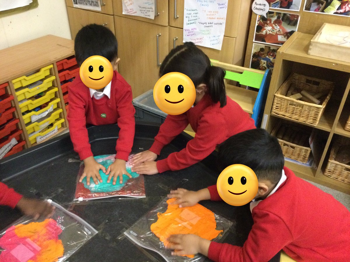 LeighPrimary's tweet image. Nursery/Reception children are having a wonderful time exploring sensory play and mark marking. What fun! #sensoryplay #PD #PSED #EAD #takingturns #relationshipbuilders #memorymakers #lifelonglearners
