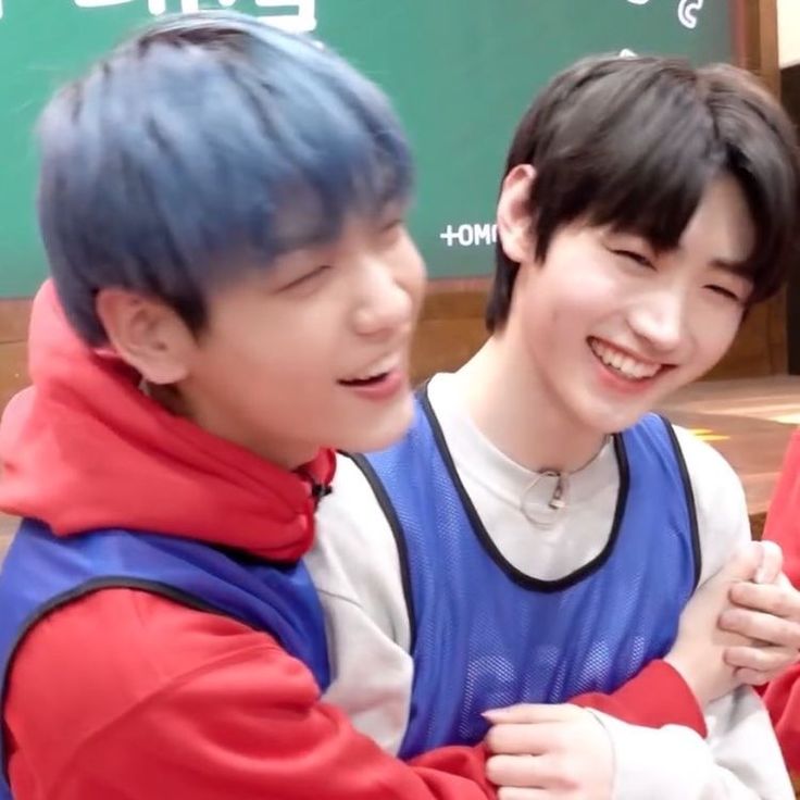 Na casa de João Pedro o pão perfuma o ar,
Joaquim ora em silêncio, aprende a amar.
Entre flores e fé, o divino conduz,
o amor é trigo, é graça, é luz. 🩷