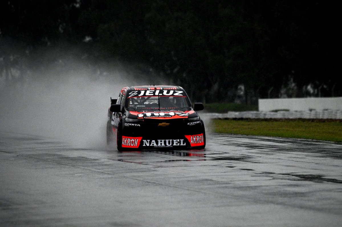 -Qué es esto, una carrera?
-Si, con lluvia...
-La puedo ganar?
-Pero tenés gomas lisas Agustín...