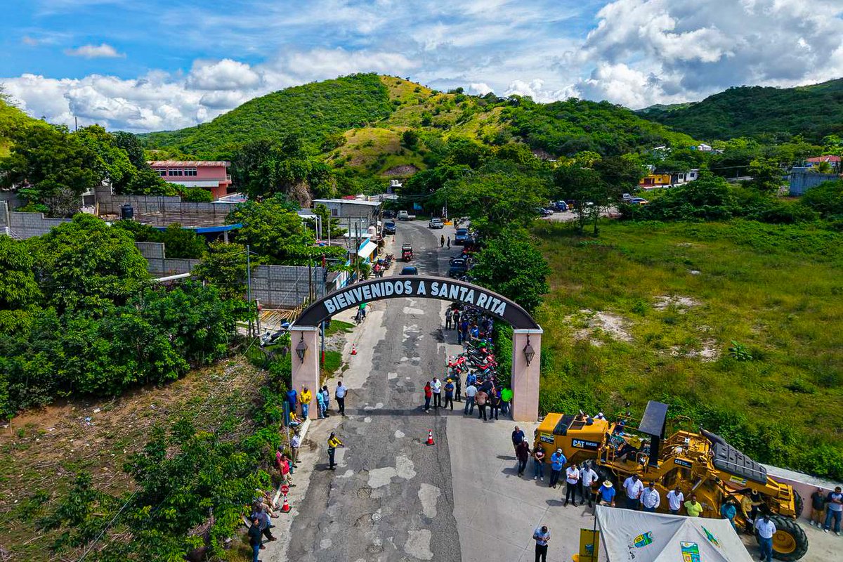 COVIAL_CIV's tweet image. 🚧 Hoy nuestro Director, el Ing. José Istupe, estuvo presente en el inicio de los trabajos, que gracias al #PlanConecta, recuperarán la ruta que conecta al municipio de Guastatoya con la aldea Santa Rita en #ElProgreso. 👷🏽‍♂️

#MantenimientoQueConecta
#ElPuebloDignoEsPrimero