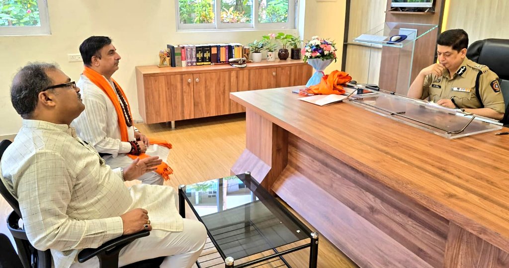 छठ महापर्व हेतु राज्य सरकार द्वारा निकाले गए जीआर से एमबीएमसी को परिचित कराने के लिए मीरा भयंदर में दौरा कर अधिकारियों की बैठक ली, छठव्रतियों की सुरक्षा के संबंध में  पुलिस आयुक्त श्री निकेत कौशिक से भी भेंट की, साथ में श्री शैलेश पांडेय,श्री फूलकुमार झा और श्री संतोष दीक्षित थे।