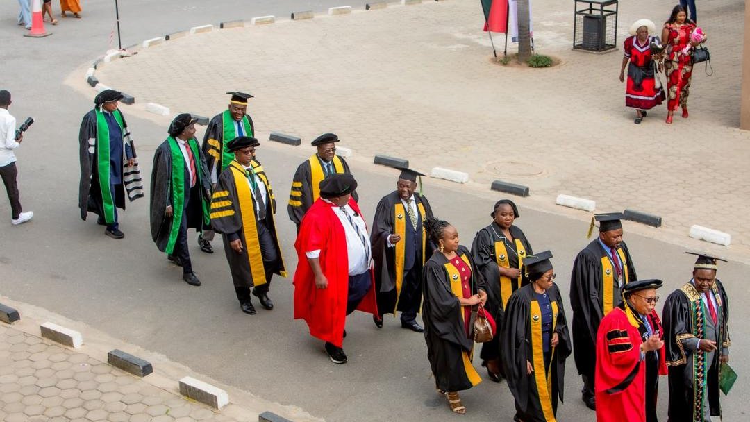unam_na's tweet image. 🇿🇲🎓 Prof. Kenneth Matengu, @AAU_67 President &amp;amp; @unam_na Vice Chancellor, served as Guest of Honour at the @UnilusOfficial’s 18th Graduation Ceremony.

He urged graduates to “use technology wisely &amp;amp; steward Africa’s resources with integrity.” 🌍✨

#UNAM #AAU #AfricanExcellence