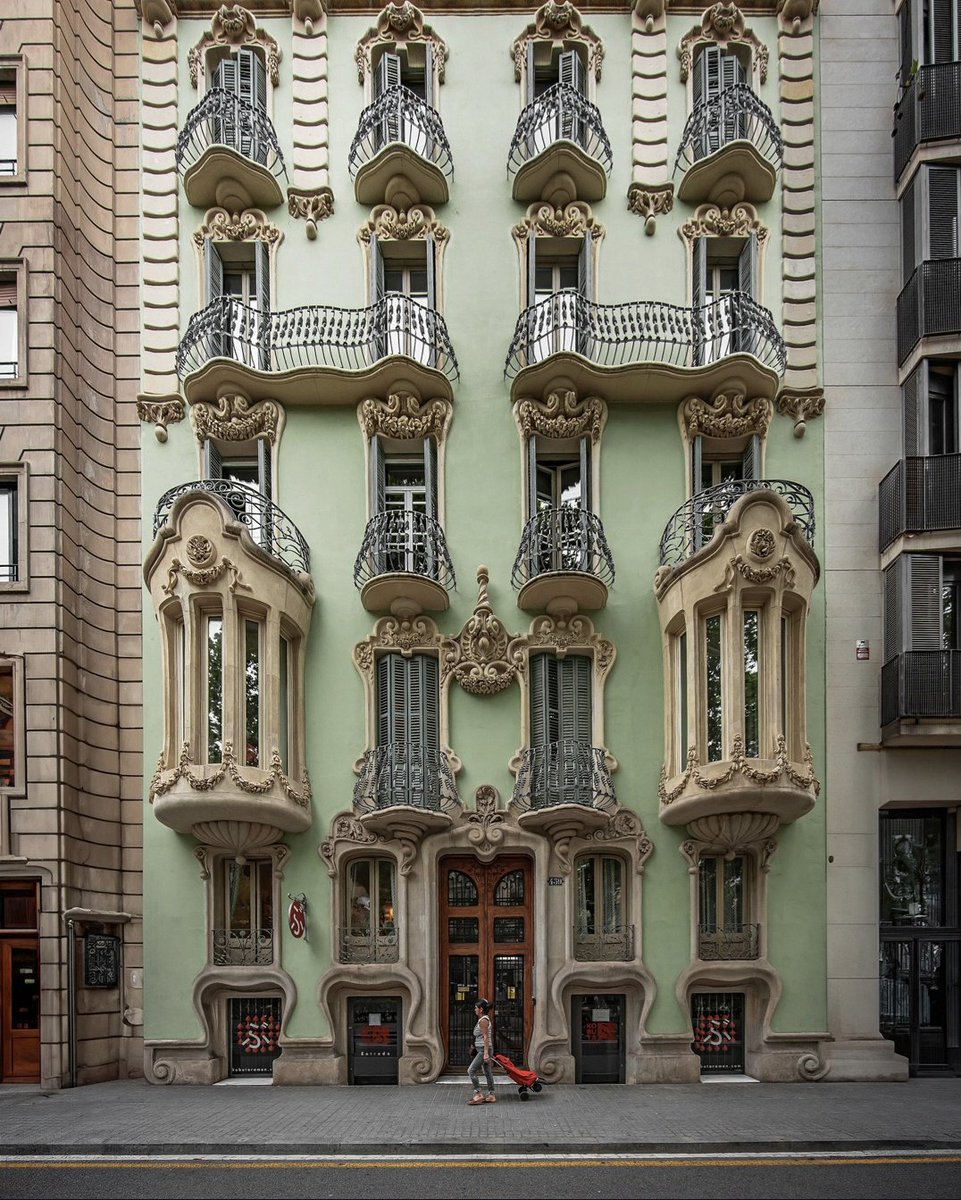 BiancoDavinci's tweet photo. Barcelona isn’t just a city, it’s an open-air museum — like the Casa Pere Brias building. https://t.co/upapDAJdxz