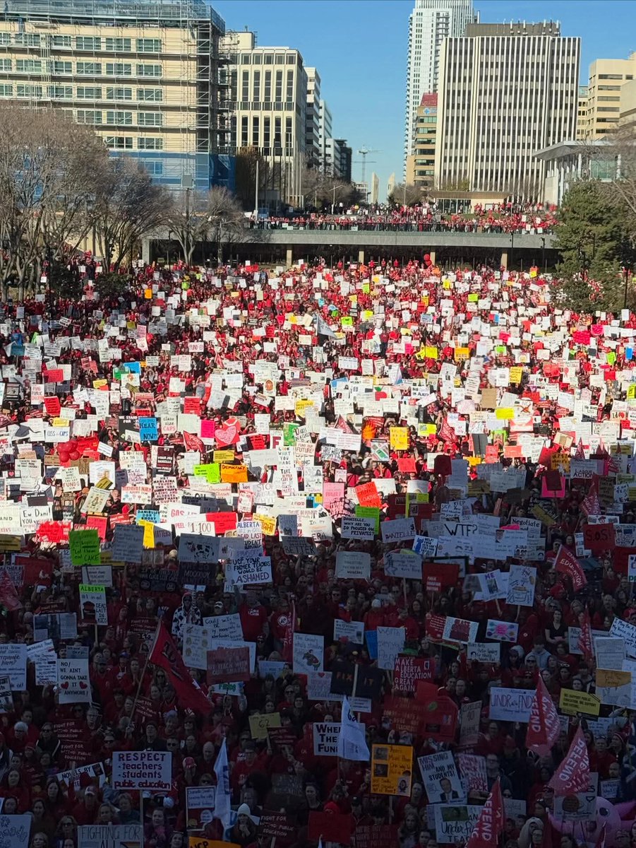 jolyne1987's tweet image. Yes, Alberta will stand its ground.
#FundPublicEducation #recalldaniellesmith #Red4Ed
#DOBETTERDANIELLE