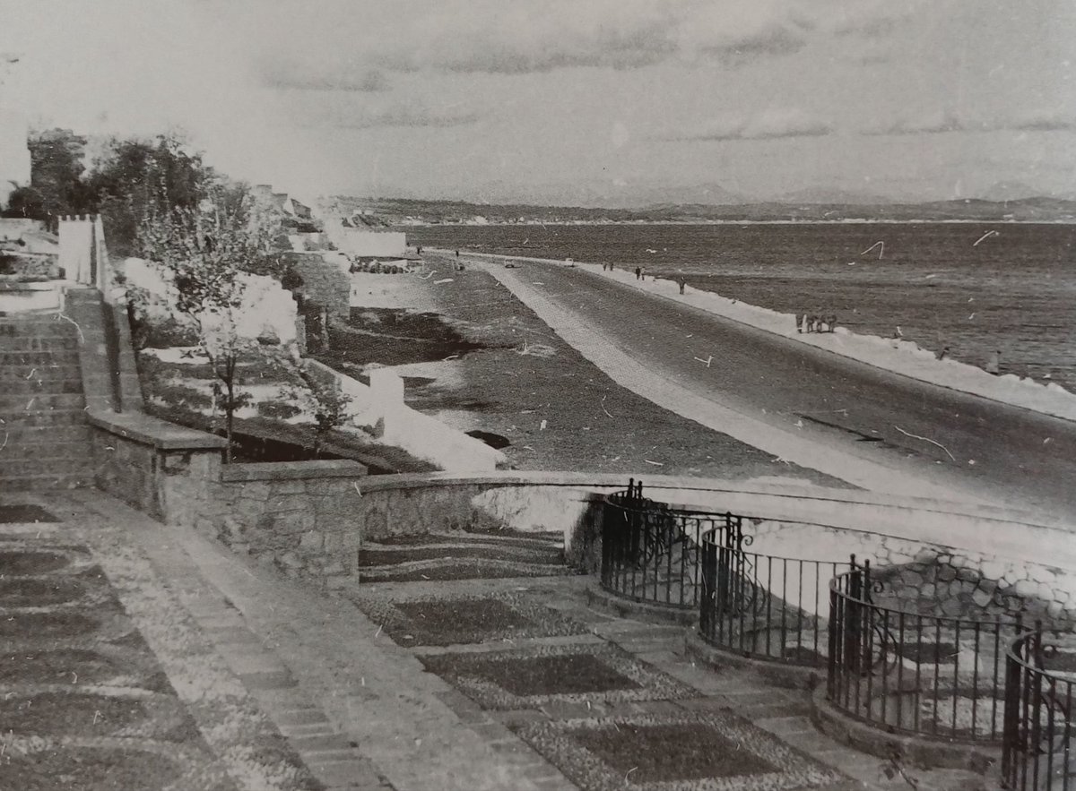 El emblemático Mirador la escalinata años 50 , y esto no lo echó abajo un camión!! Como pasó ayer con el arco de la barriada del Cobre, esto fue las malas mentes pensantes que los gobernaban en el año 2001, para construir  un dichoso parking y el resto ya lo sabéis. #Algeciras