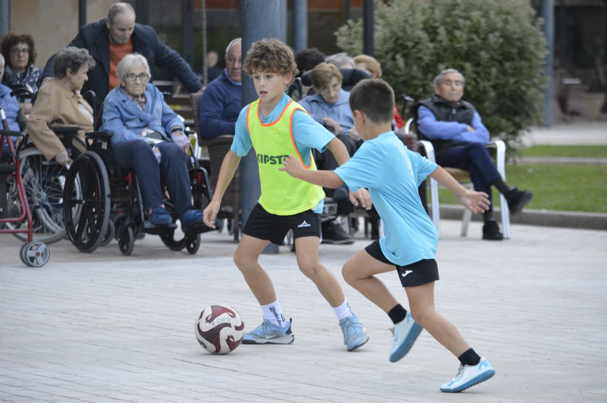 Diegoamartin13's tweet photo. 🟠 FÚTBOL
⚽ La cantera del @RiberCD se acerca hasta @CdBAranda1 para visitar y acompañar a los usuarios del centro
▶️ Una iniciativa de la entidad #azulona para estrechar lazos entre generaciones y amenizar su tiempo
▶️ El presidente del club, José Luis Briongos, ha acompañado a los jugadores del equipo Benajmín A
🎦 https://t.co/7e2rNuPtVT