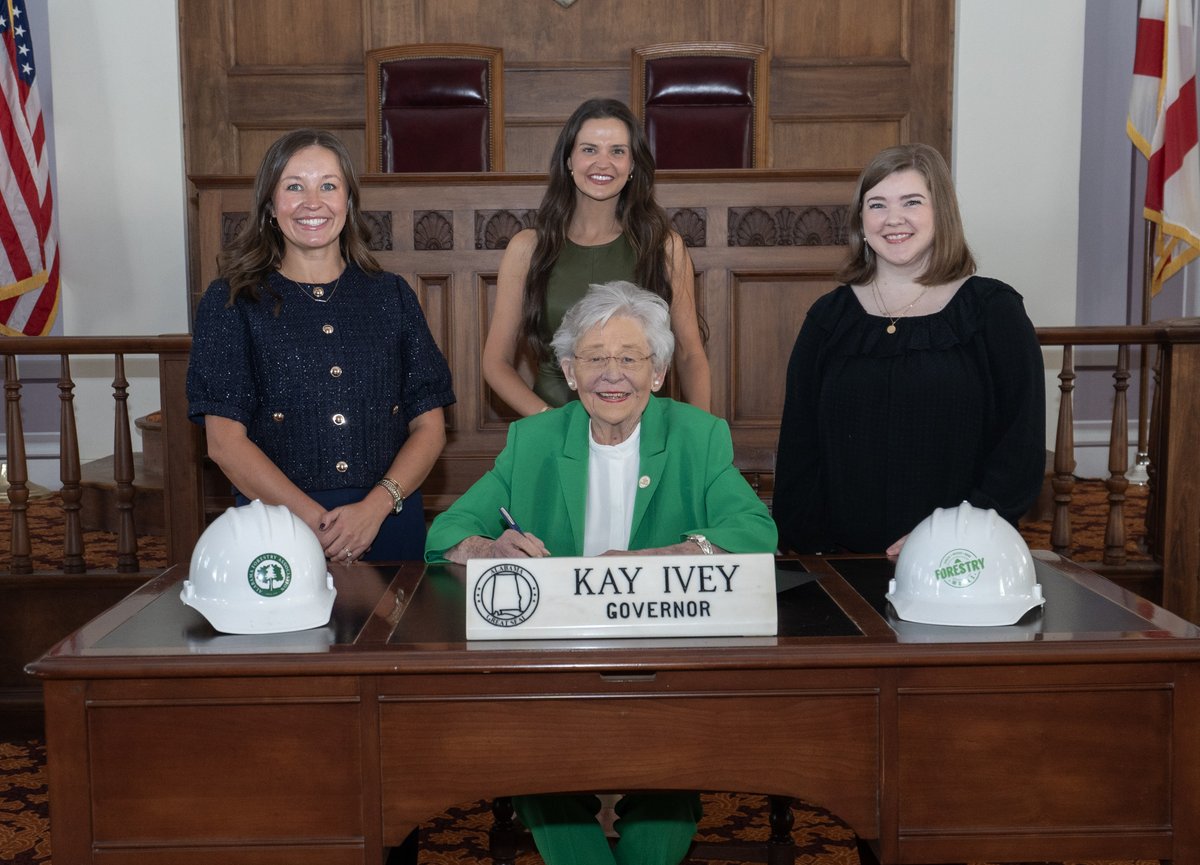 That’s a wrap on Alabama’s 2025 Woods to Goods Week!
What a week it has been! 
7 Tiny Timber Crew Readings 
6 Log Site Visits 
3 Mill Tours 
2 Forestry Field Days
2 PLT Events
1 Port of Mobile Tour
1 PLM Workshop 
Another successful #ALWoodstoGoods2025 🙌