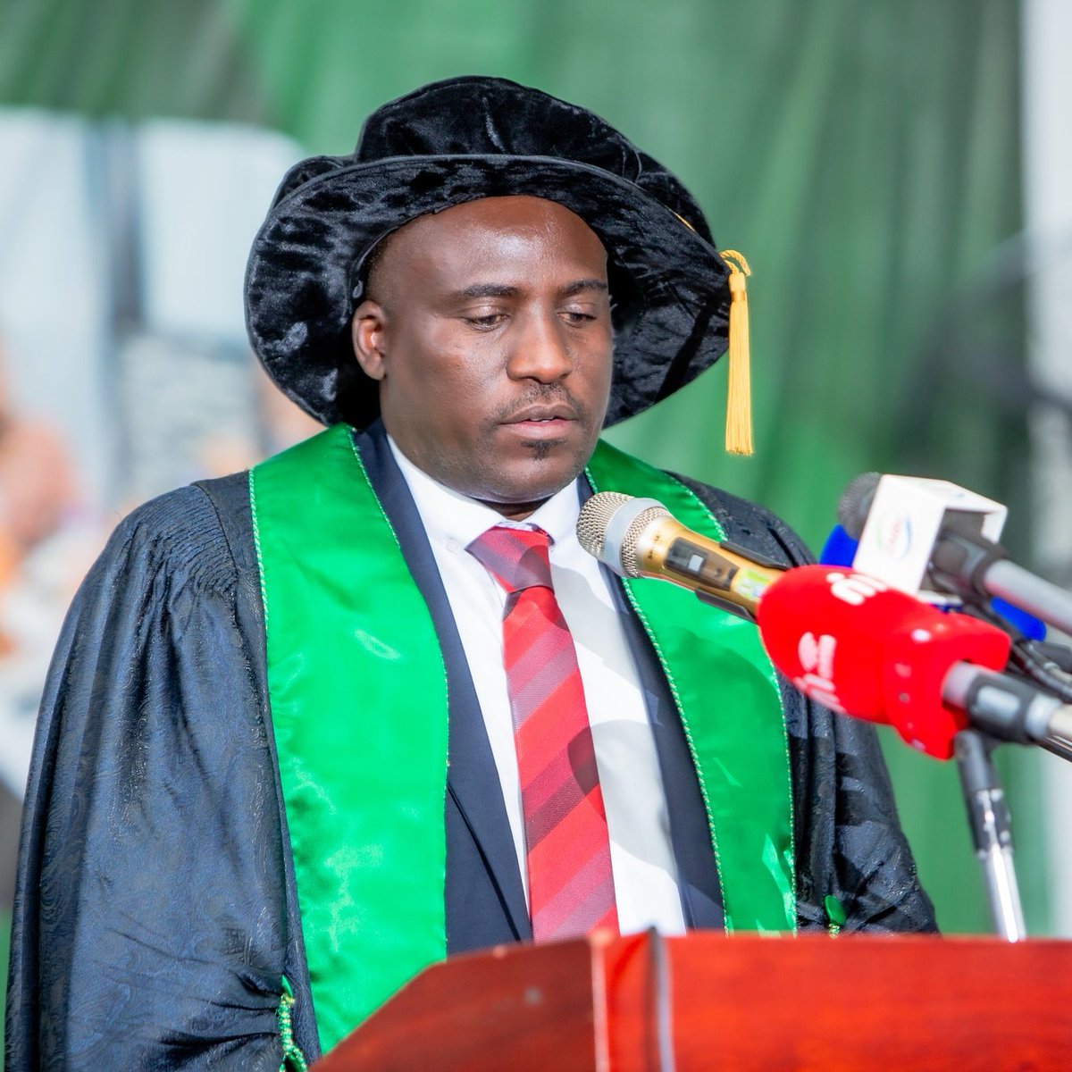 unam_na's tweet image. 🇿🇲🎓 Prof. Kenneth Matengu, @AAU_67 President &amp;amp; @unam_na Vice Chancellor, served as Guest of Honour at the @UnilusOfficial’s 18th Graduation Ceremony.

He urged graduates to “use technology wisely &amp;amp; steward Africa’s resources with integrity.” 🌍✨

#UNAM #AAU #AfricanExcellence