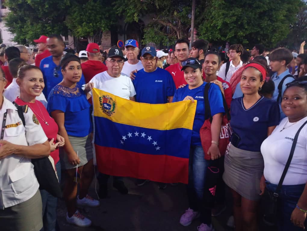 #AduanadeCuba
Le temen tanto al pueblo de Cuba y Venezuela, que tienen que traer al Caribe a su más grande y poderoso portaviones. No se imaginan que mientras más grande sea, será un blanco fácil de destruir si intentan agredirnos.
Hasta la Victoria Siempre.