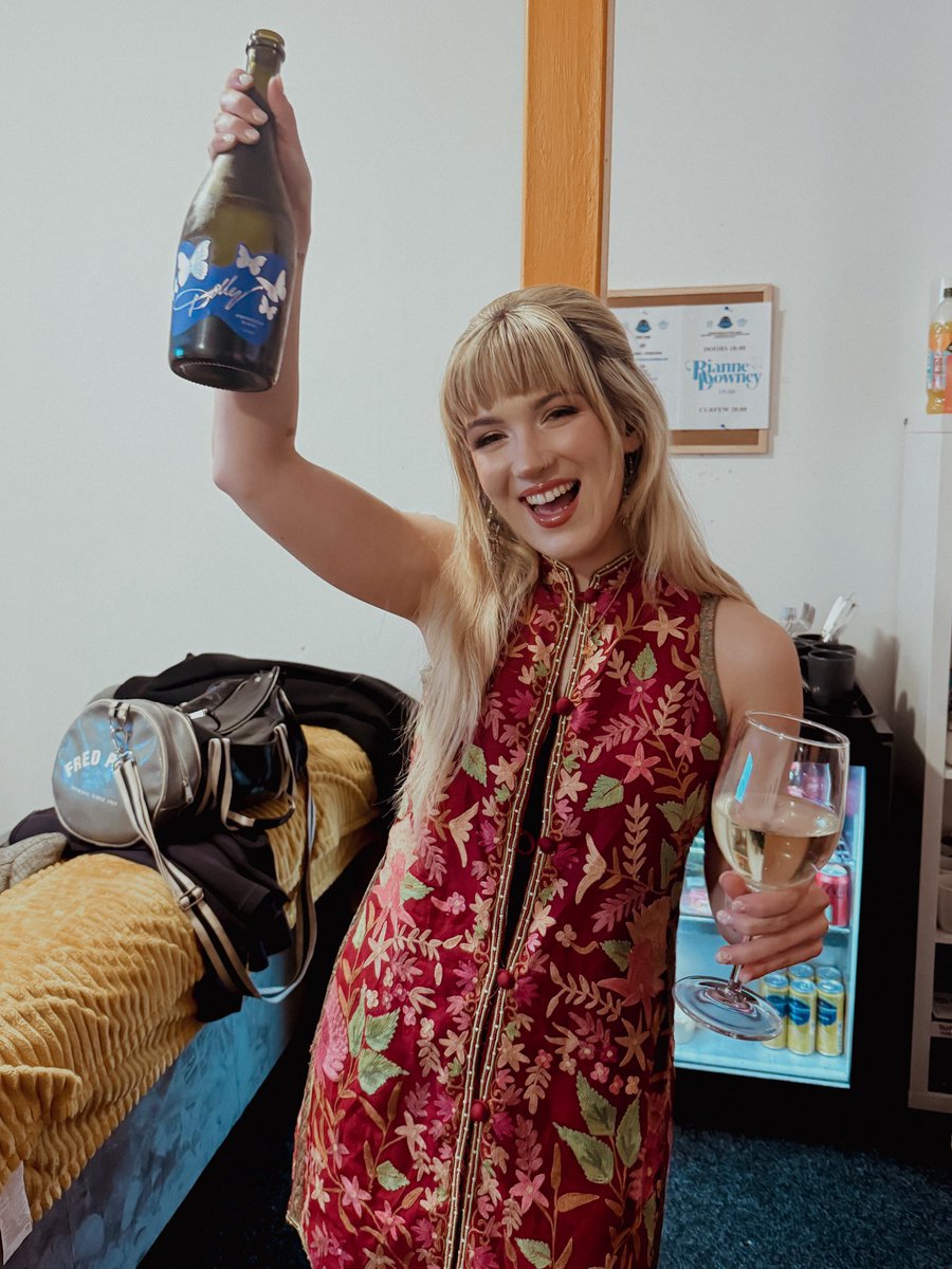 riannedowney_'s tweet image. We did it, top 20 baby!! 🧚✨ #18 UK Charts, #3 Scottish Charts &amp;amp; NUMBER ONE in the UK Country Charts. My mind is blown, thank you all so much! Forever so proud of my debut album &amp;amp; forever grateful for all of you. This is just the beginning! It’s a beautiful life ♥️