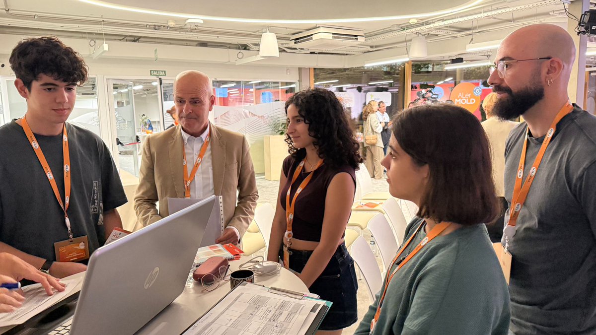 Una representación de nuestro instituto está en Madrid para asistir a un congreso sobre Alergología e inmunología clínica. Allí defenderán la ponencia "Experiencia con microsatélite en el recuento de pólenes". Alumnos de 2Bach en un congreso científico... ¡Vaya lujo de alumnado!