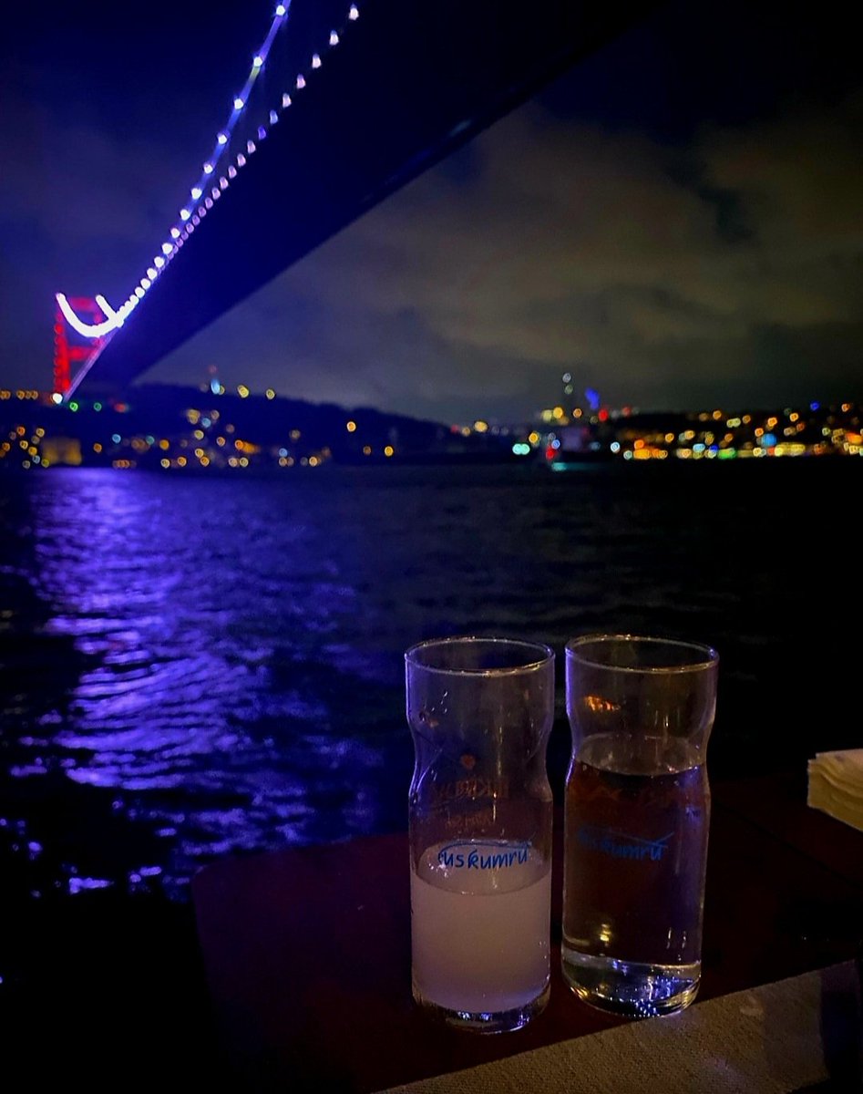 Ekmek kırıntıları
serpiyorum cephede
kumtorbaları üstüne
su verirken
evinde generalim
kuşkonmaz çiçeğine
<a href="/SunayAkin/">Sunay Akın</a>
#YeniProfilResmi
#GeceyeNotum
#AyşeBarım