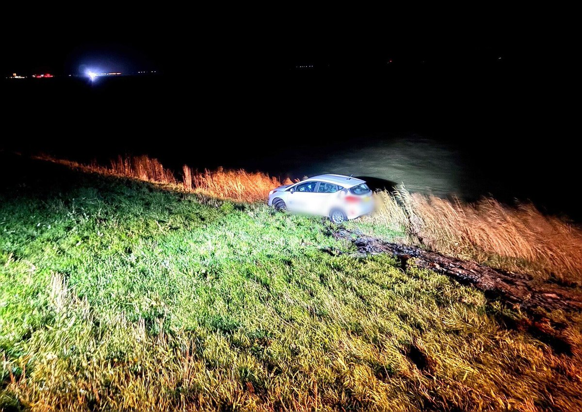 Automobilist van de Zuiderdijk gereden in Venhuizen