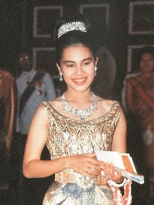 parintty's tweet photo. ต้นแบบแฟชั่นของไทยแลนด์
โดยเฉพาะชุดไทยที่ท่านพยายามบำรุงรักษา พัฒนา เพื่อให้เป็นสมบัติของชาติไทยเสมอมา ไม่ว่าจะกี่ยุค กี่สมัย ก็มองไม่เคยเบื่อกับลุคแต่ละครั้งที่ทรงออกงาน 

Forever our Queen, in every age, 
in every heart 🩵🤍

#พระพันปีหลวง https://t.co/maiyKrkkAM