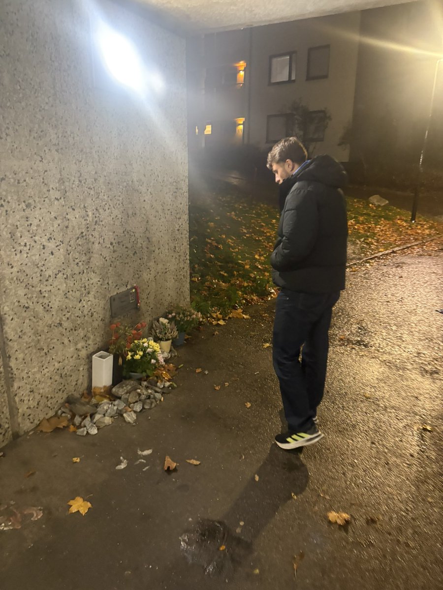 Kvällsrunda i Skärholmen med förebilden Elvis från Team Storebror!
Vi stannade till vid samhällsmatchens spontanfotboll i Sätra! Bra initiativ. 
Team Storebror fortsätter sprida positiva vibbar och stöttar våra ungdomar på vägen mot en ljus framtid. ❤️
Trevlig helg!

Stötta