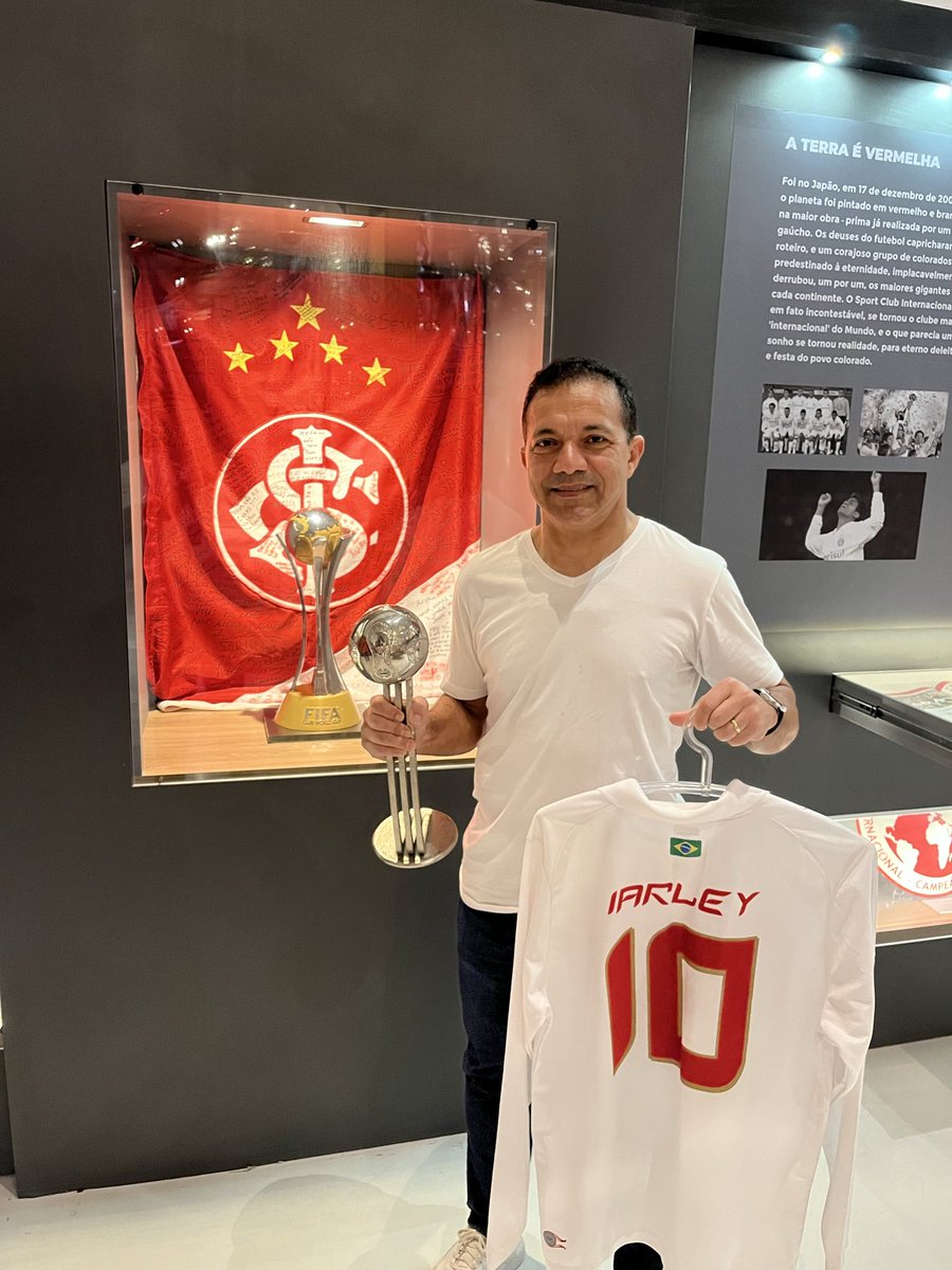 MuseudoInter's tweet photo. 🔥 Iarley acaba de doar ao Museu do Inter a CAMISETA da final do Mundial 2006 e o troféu de 2º melhor jogador da FIFA! 😱🏆 Relíquias históricas chegam em breve à exposição. Aberto todos os dias e sócios entram grátis. Reviva 2006 ao vivo no Museu do Inter! 🚩✨ https://t.co/F58K26WksK