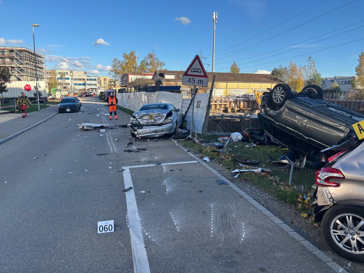 Am Freitagnachmittag ist in Buchs ZH ein Lastwagen mit mehreren Autos kollidiert, wobei grosser Sachschaden entstand. Ein Autofahrer wurde leicht verletzt.

zh.ch/de/news-uebers…