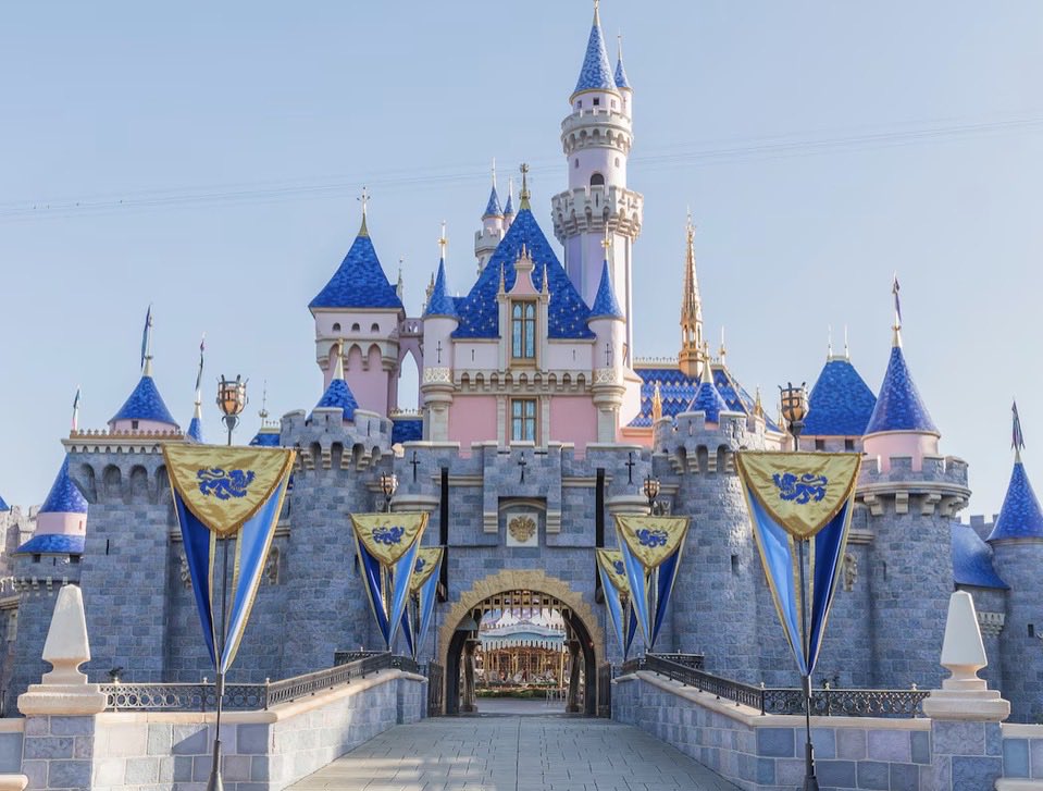 cosmic_marvel's tweet image. Disneyland Parks will continue to feature the Evil Queen and other villains as year-round performers.
There will be no change to how the villains are typically handled at the parks, despite rumors.
(via mickeyvisit.com/fact-check-evi…)