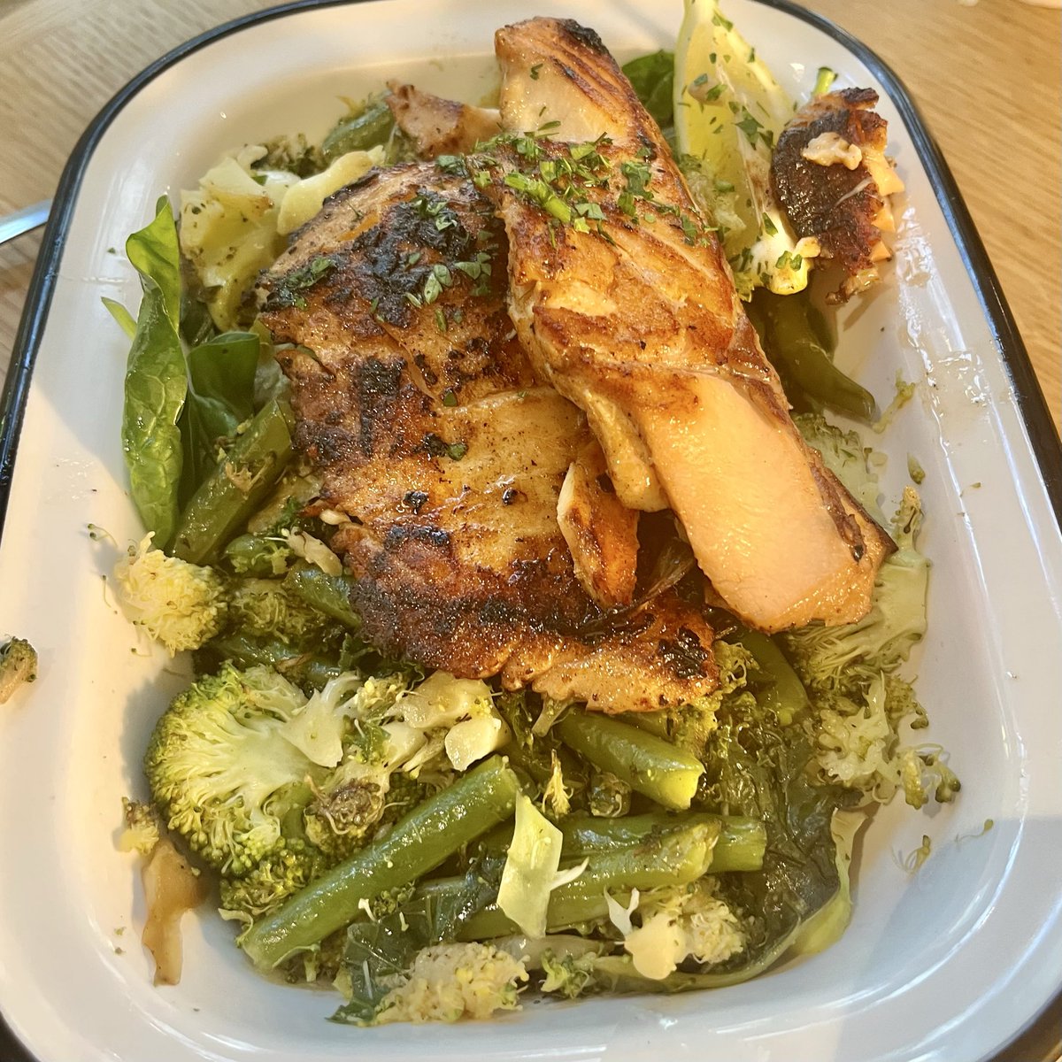 BiggestComeback's tweet image. Sorry carnivore friends but this salmon with miscellaneous plants was pretty good. ⭐️⭐️⭐️⭐️⭐️