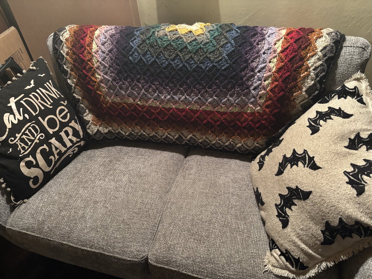 After an evening of sewing in ends, the new little cosy reading area near my desk is looking good! (Crochet pattern is the Yarn Eater blanket, cushions from TK Maxx!) 😊