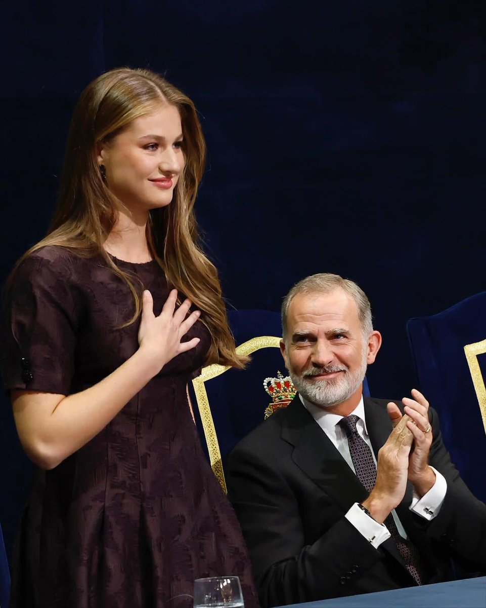 LetFel's tweet image. Hoy había decidido pasar por alto los comentarios mal intencionados pero tengo que disfrutar mi día. Confieso que estoy tentada a RESPONDER, aún así, no lo haré, no merecen atención. Hoy no
En otro tema, la mirada del rey a su hija mayor dice más que mil palabras 🥹