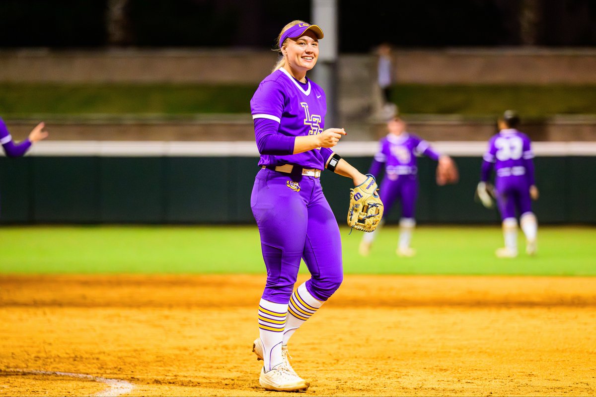 LSUsoftball's tweet photo. 🌴 Back playing softball between the palms 🌴 https://t.co/Mry4sDU6YT
