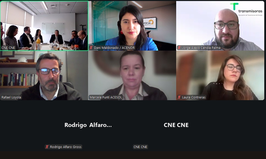 🔶Este viernes, el director ejecutivo de #ACENOR, Javier Bustos, participó de manera presencial —y Daniela Maldonado, directora de Comunicaciones, de forma online— en una nueva sesión del Consejo de la Sociedad Civil de la Comisión Nacional de Energía.

#ClientesLibres #COSOC