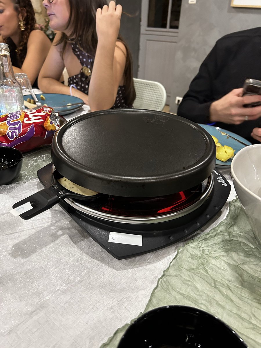 Les nouveaux appareils à raclette toute cette zumba avec des beaux design mais mon fromage il arrive quand ? 
C'est les anciens qui nourrissent la table
