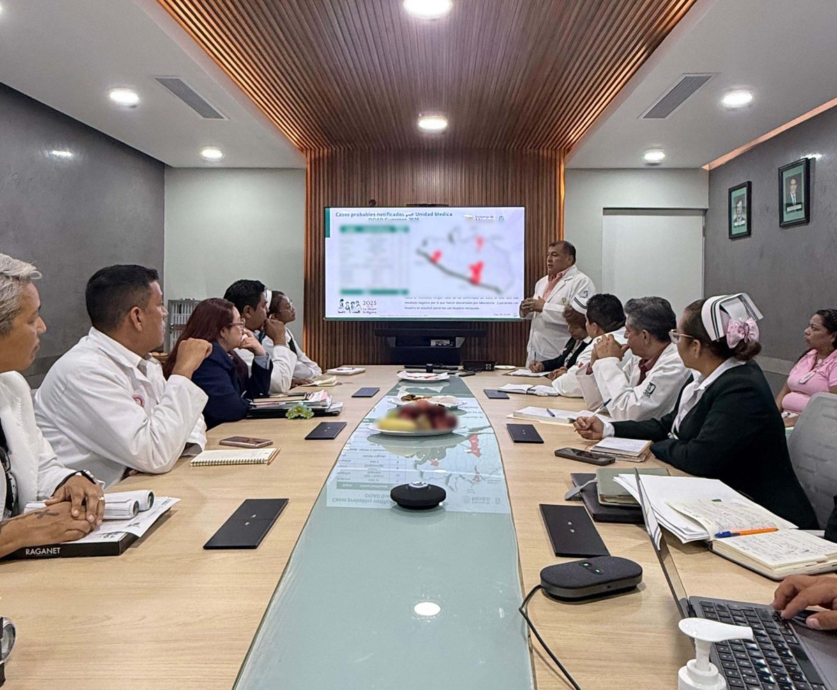 La delegada del #IMSSGuerrero, Dra. María de Lourdes Díaz Espinosa, encabezó una reunión con directores médicos, de enfermería y directivos de guarderías de las unidades de Acapulco, con el propósito de fortalecer las estrategias de vacunación contra el sarampión. 🤝🧬