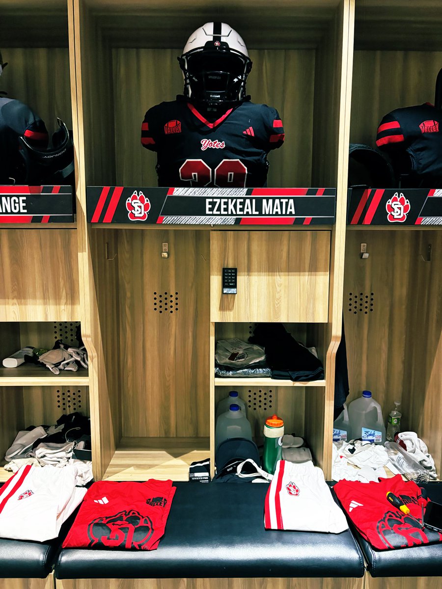 SDCoyotesEquip's tweet photo. Home sweet Dome! This week we wear personalized decals to honor those who have served! 🇺🇸#millitaryappreciation #honoringourheroes #goyotes https://t.co/hXq52nhpXm