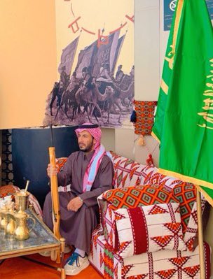 ما أحداً خذا عزه برحمة والدين
العز بالأقدام والدنيا حلم وصبر